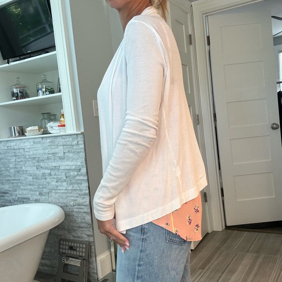 Theory White Draper Cardigan top medium - Picture 6 of 9